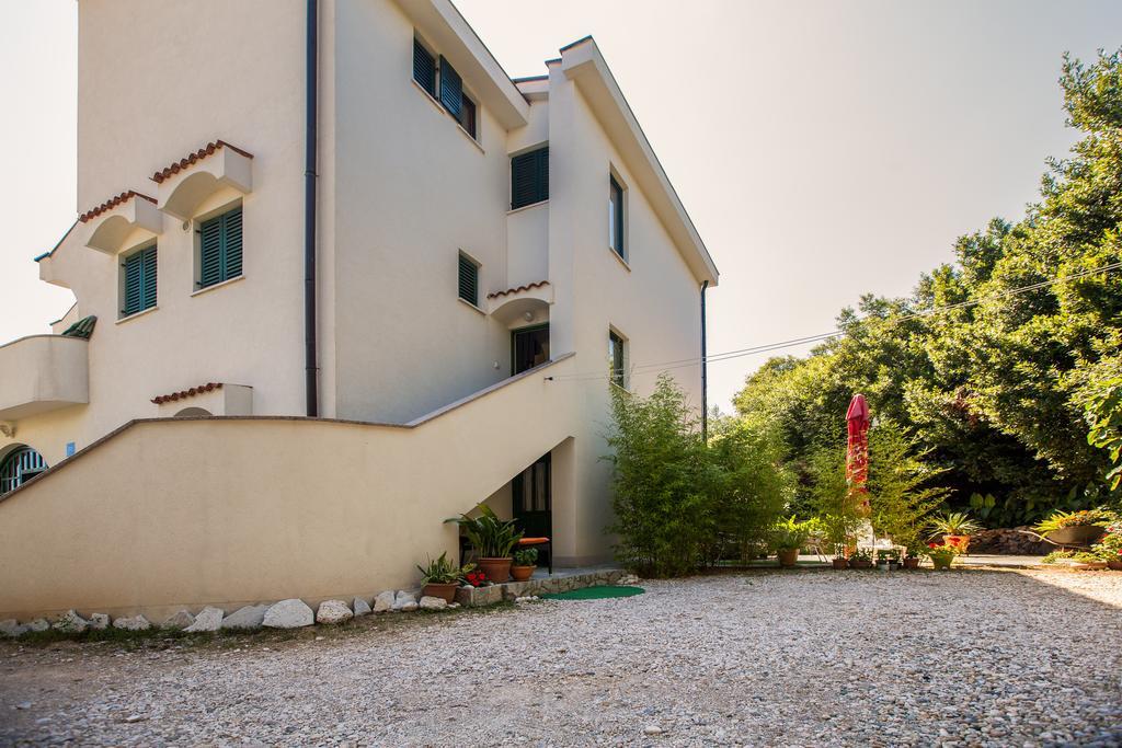 Apartments Delfin Đảo Krk Ngoại thất bức ảnh